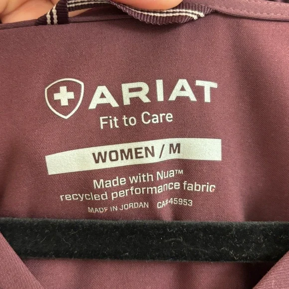 NWT Ariat Clara 6 Pocket Burgundy Scrub Top Size M - Picture 4 of 9